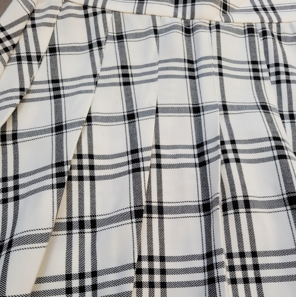 White and Black Plaid Skirt | Size Small | Garage - Picture 2 of 6